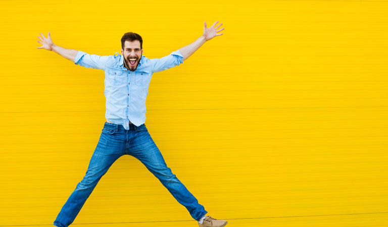 Persona brincando por que vendio su auto